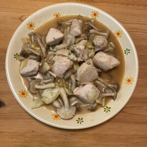 鶏肉としめじのガリバタ炒め　～Mちゃんレシピ①～