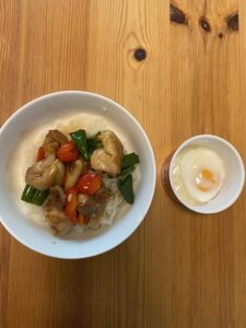 鶏肉甘だれ炒め丼♪＆温泉たまご　～Mちゃんレシピ②～