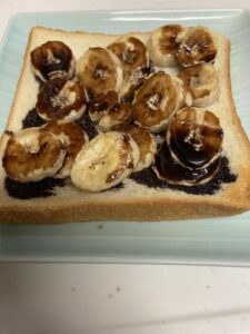 「今日の朝食」簡単すぎバナナチョコ食パン＆卵チャーハン