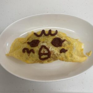 娘のお昼ご飯にオムライス上手く焼けたから(*´艸`)