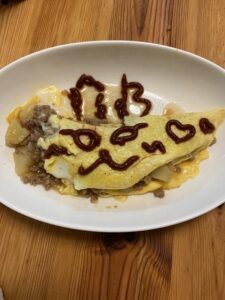 じゃがいもとひき肉のオムレツ！卵失敗したオムレツに娘が顔描いてた！母娘だな（笑）
