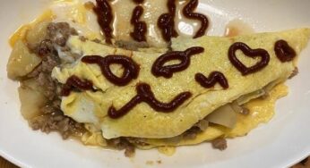 じゃがいもとひき肉のオムレツ！卵失敗したオムレツに娘が顔描いてた！母娘だな（笑）