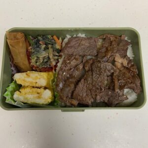 今日の息子のお弁当は昨日の残りでステーキ弁当！