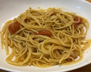 フライパン一つでめっちゃ簡単♪トマトとツナのパスタでウマい！